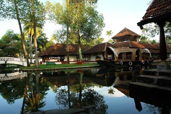 TROPICAL ROMANCE - KUMARAKOM